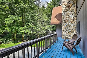 Peaceful Roan Mountain Escape: On-site Creek!