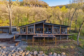 Riverfront Heber Springs Home With Dock & Slip!