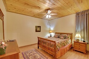 Idyllic Murphy Hideaway w/ Multi-level Deck!