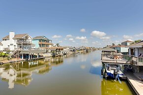 Canal-front Galveston Home: Fishing On-site!