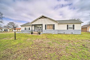 Lake Eufaula Retreat w/ Fire Pit, Near Main St!