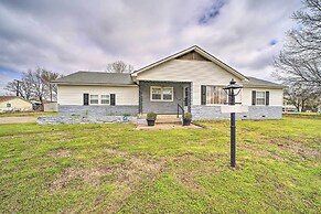 Lake Eufaula Retreat w/ Fire Pit, Near Main St!