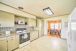 Lake Eufaula Retreat w/ Fire Pit, Near Main St!
