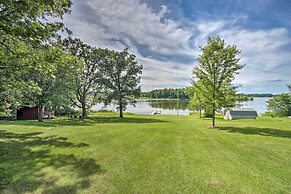 Quiet Lakeside Cabin: Patio & Stunning Views!