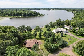 Quiet Lakeside Cabin: Patio & Stunning Views!