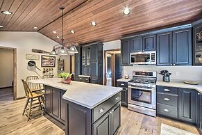 Quiet Lakeside Cabin: Patio & Stunning Views!