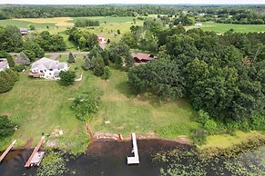 Quiet Lakeside Cabin: Patio & Stunning Views!