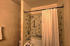 Southwest Home w/ 360-degree Mtn View, Ski Nearby!