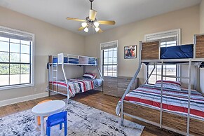 Spacious Krum Home 55 Mi to Dallas!
