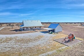 Spacious Krum Home 55 Mi to Dallas!