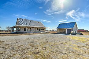 Spacious Krum Home 55 Mi to Dallas!