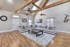 Spacious Krum Home 55 Mi to Dallas!