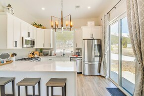 Romantic Mountain Retreat w/ Scenic Views!