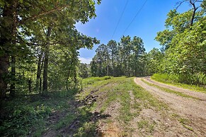 Secluded Studio w/ Deck ~ 8 Miles to Beaver Lake!