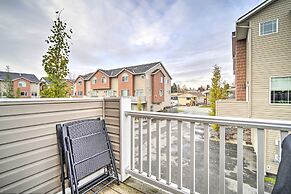 Sleek Escape w/ Balcony < 1 Mi to 5th Avenue!