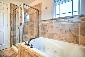 Sleek Escape w/ Balcony < 1 Mi to 5th Avenue!