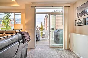 Sleek Escape w/ Balcony < 1 Mi to 5th Avenue!