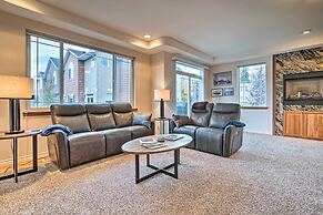 Sleek Escape w/ Balcony < 1 Mi to 5th Avenue!