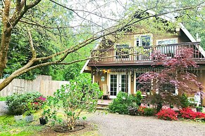 Owls Nest - Cozy Cabin w/ Hot Tub & Fireplace!