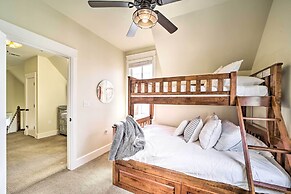 Carlton Landing Home: Walk to Lake & Parks!