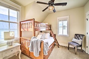 Carlton Landing Home: Walk to Lake & Parks!