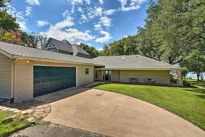 Remodeled Cedar Creek Lake Retreat w/ Fire Pit!