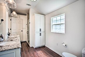 Remodeled Cedar Creek Lake Retreat w/ Fire Pit!