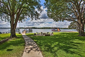 Remodeled Cedar Creek Lake Retreat w/ Fire Pit!