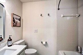 Remodeled Cedar Creek Lake Retreat w/ Fire Pit!