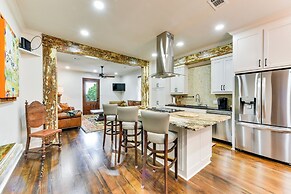 Chic Louisiana Retreat - Balcony & River Views!