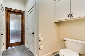 Chic Louisiana Retreat - Balcony & River Views!