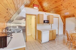 Cozy Keystone Cabin: Hot Tub, 3 Mi to Mt Rushmore!