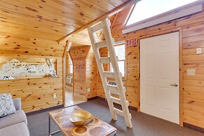 Cozy Keystone Cabin: Hot Tub, 3 Mi to Mt Rushmore!