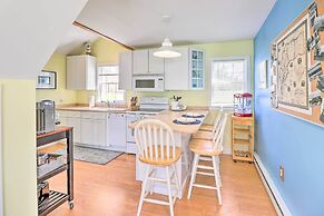 Family-friendly Cottage, Walk to the Beach!