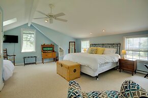 Family-friendly Cottage, Walk to the Beach!