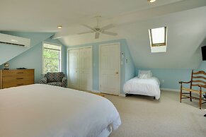 Family-friendly Cottage, Walk to the Beach!