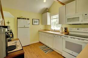 Family-friendly Cottage, Walk to the Beach!