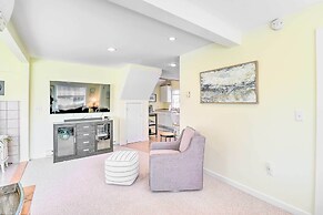 Family-friendly Cottage, Walk to the Beach!