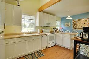 Family-friendly Cottage, Walk to the Beach!