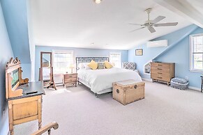 Family-friendly Cottage, Walk to the Beach!