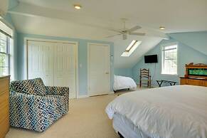 Family-friendly Cottage, Walk to the Beach!