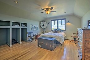 Charming Mountain Estate w/ Views + Fire Pit!