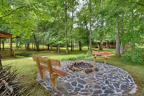Grand Murphy Cabin w/ Fire Pit & Game Room!