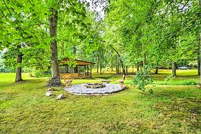 Grand Murphy Cabin w/ Fire Pit & Game Room!