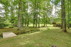 Grand Murphy Cabin w/ Fire Pit & Game Room!