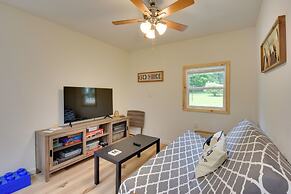 Grand Murphy Cabin w/ Fire Pit & Game Room!