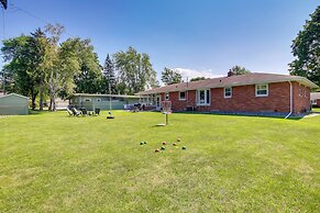 Walk to Lambeau Field: Green Bay Retreat