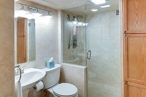 Walk to Lambeau Field: Green Bay Retreat