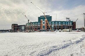 Walk to Lambeau Field: Green Bay Retreat