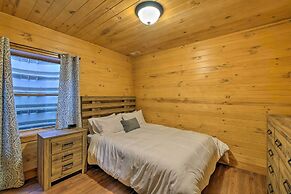 Family-friendly Warsaw Cabin w/ Deck & Fireplace!